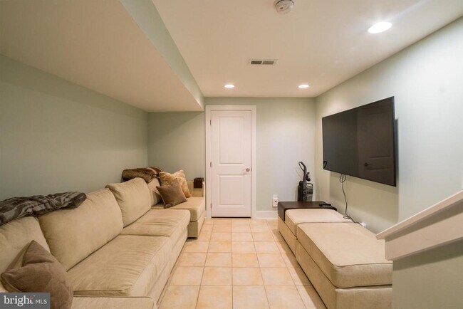 Building Photo - 2520 Kimball St