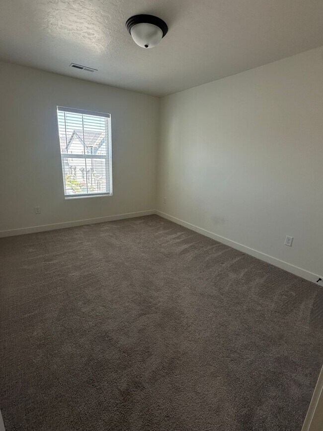 Building Photo - GORGEOUS EAGLE MOUNTAIN TOWNHOME!!!