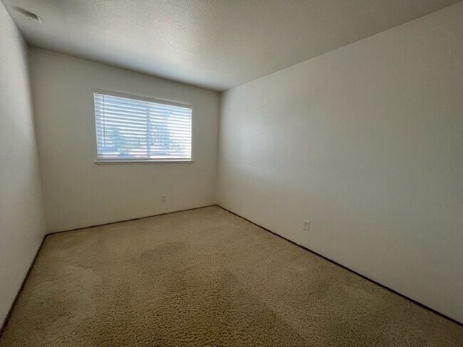 Building Photo - Spacious 3bed 2.5bath 2 story home available now!