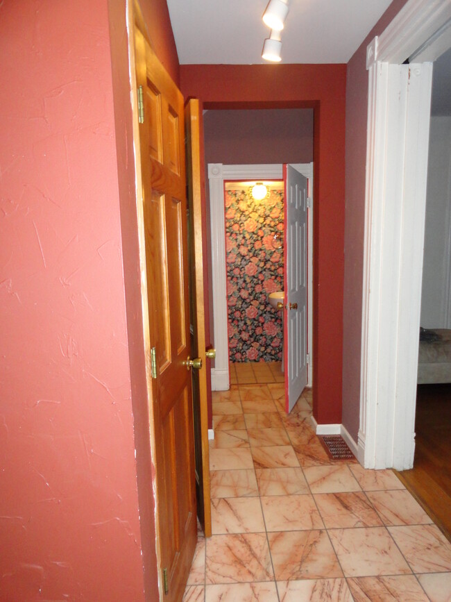 marble floors foyer, large closet, powder room - 5524 Fair Oaks St