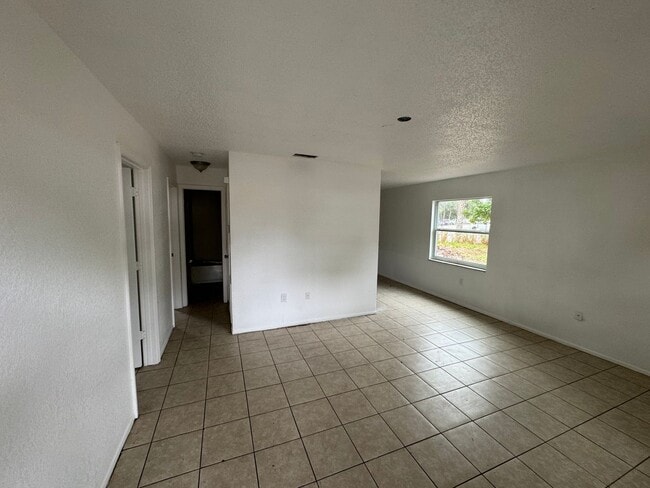 Building Photo - Cozy duplex with 3 bedrooms and 2 baths