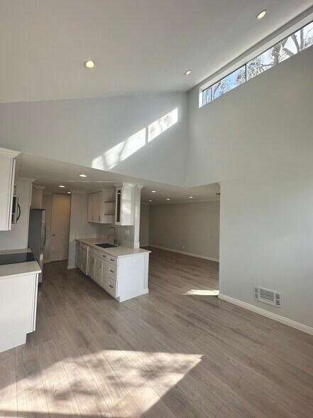 Building Photo - 6050 Canterbury Dr