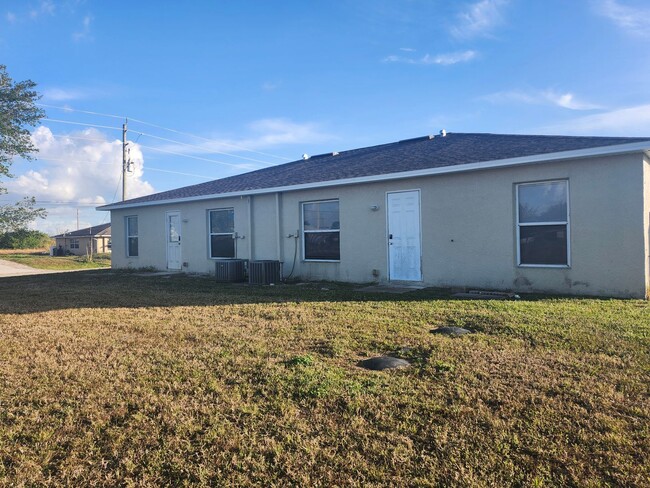 Building Photo - 2 bed 2 bath with a den 1 car garage