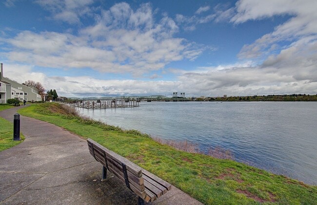 Building Photo - Bright Loft Condo with Stunning Columbia River Views