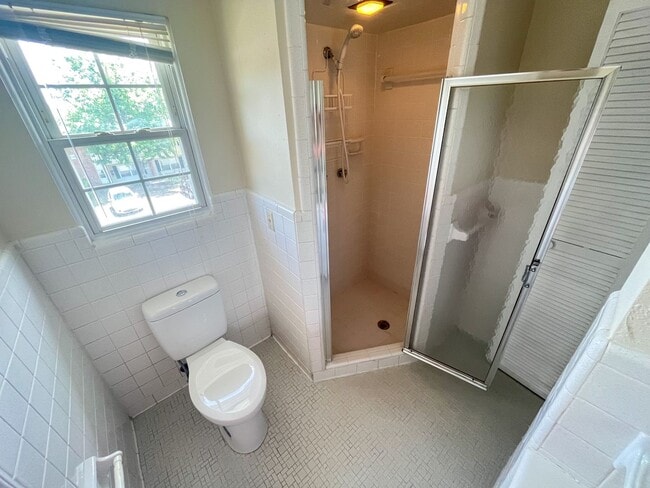 Building Photo - Adorable 2 bedroom, 2 1/2 bathroom townhom...