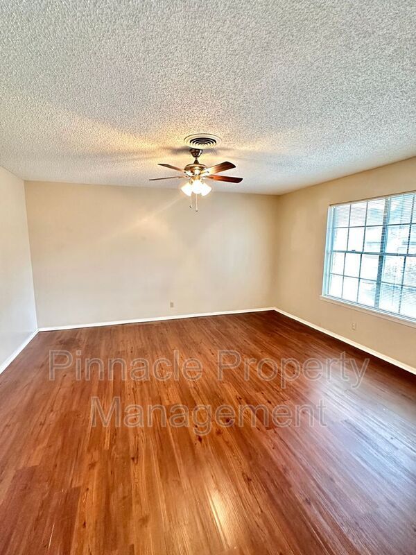 Building Photo - 2913 Oak Forest Dr