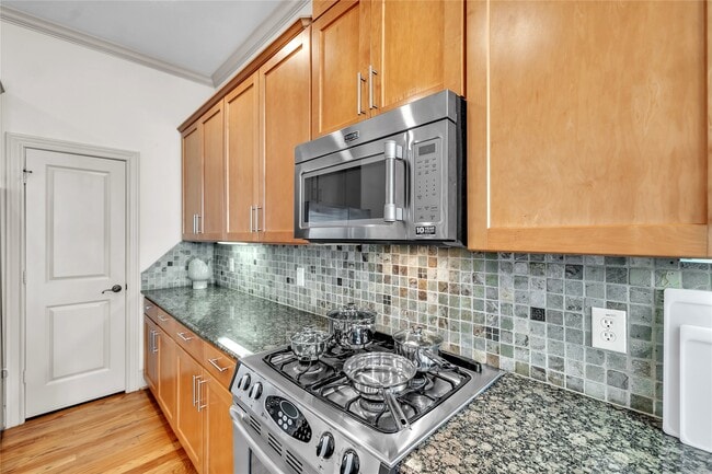 Building Photo - 2318 Camden Dr