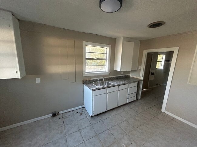 Building Photo - 902 Mercedes St