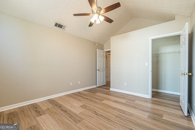 Building Photo - 5755 Lakeview Cir