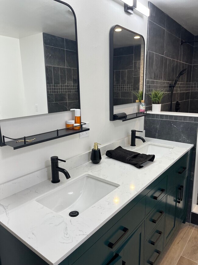 walkout master bathroom - 26539 E Shore Pl