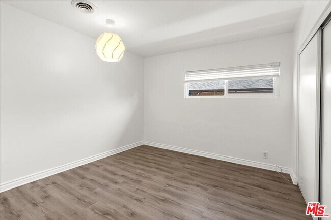 Building Photo - 262 MacDonald St