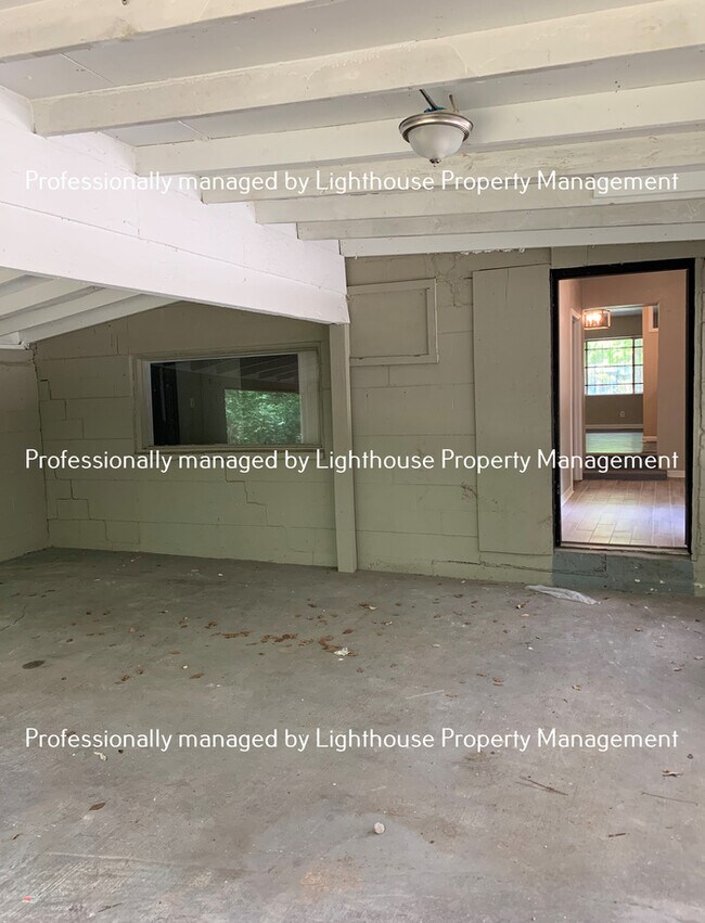 Building Photo - Huge 4 Bedroom Home With Sunroom And Garage