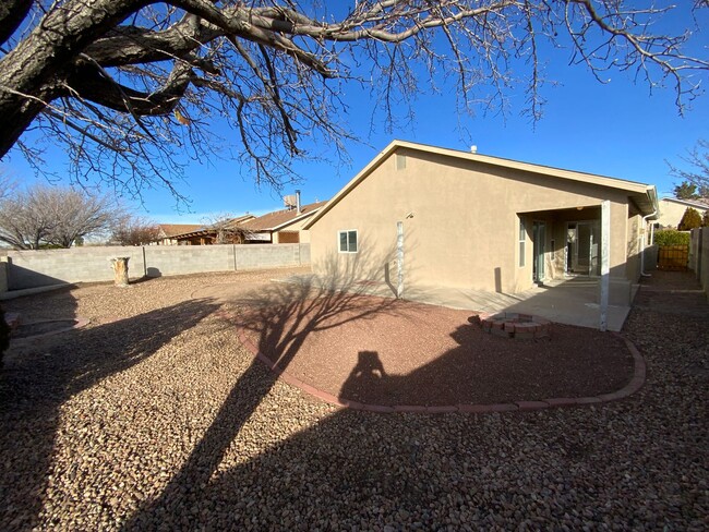 Building Photo - 3 Bedroom Single Story Home Available Near...