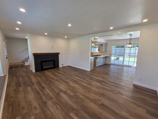 Building Photo - E. Ventura 4+2.5 Single Family Home w/ man...
