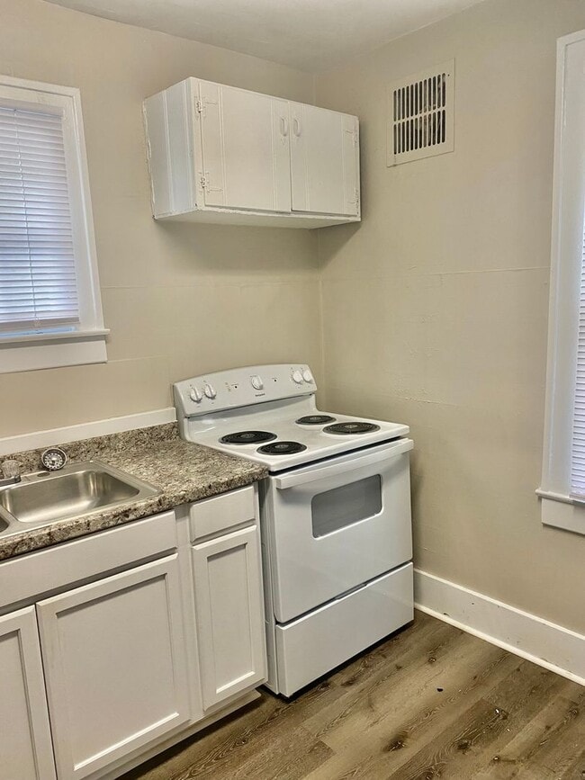 Building Photo - Two Bedroom House with Detached Garage-Section 8 Accepted