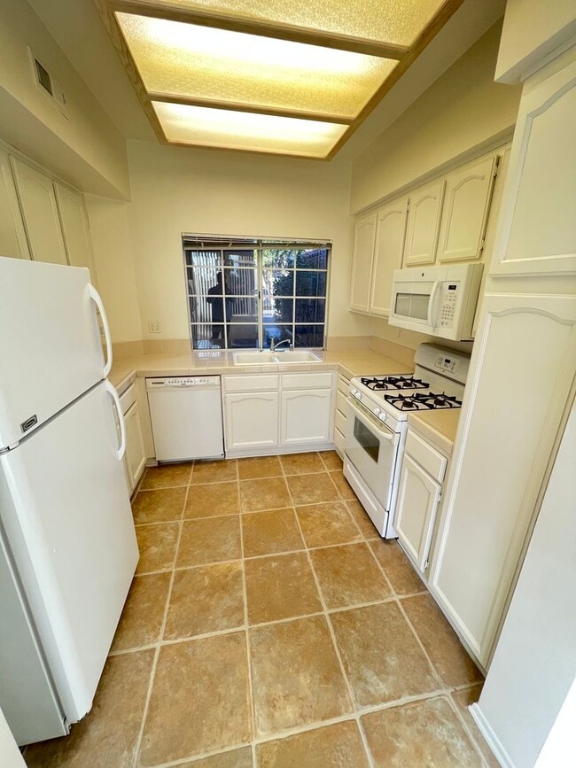 Building Photo - 2 Bedroom Condo in Del Mar Highlands.