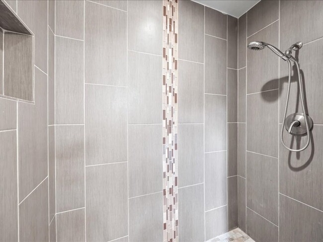Building Photo - Spacious 3-Bedroom Home Near Medical Cente...