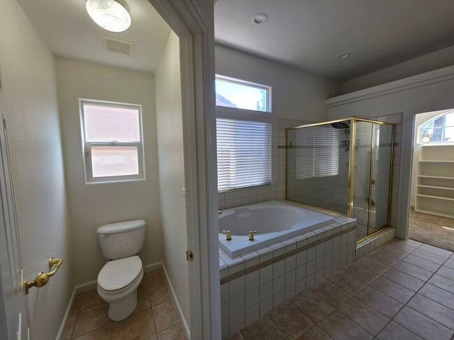 Building Photo - 3 bedroom 2 bathroom in a desirable SE Vis...