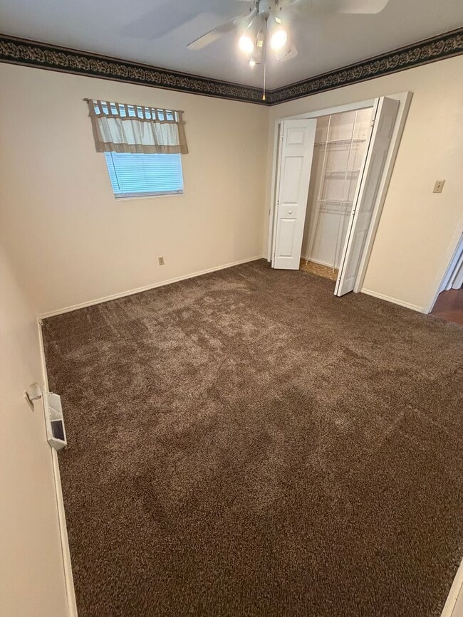 Building Photo - 3 Bedroom | 1 Bathroom | 2 Car Garage | Springfield MO!