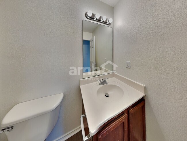 Building Photo - 815 Dove Meadows Dr