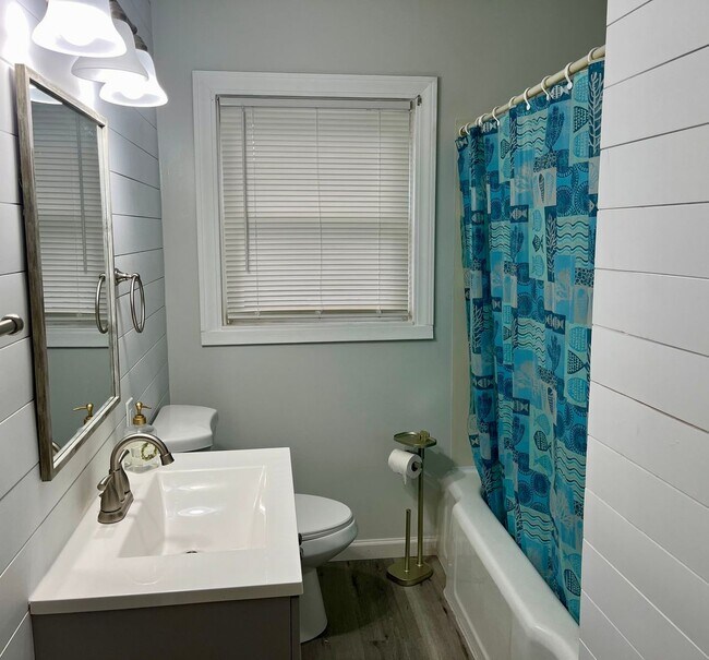 Building Photo - Updated 2 bedroom home in Alton