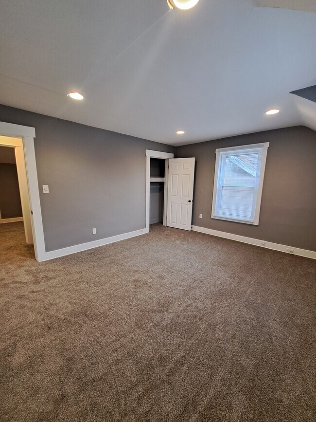 Building Photo - 120 S Monmouth St