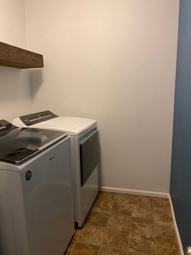 Building Photo - Pride of Ownership in this 3 BDRM, 2.5 BAT...