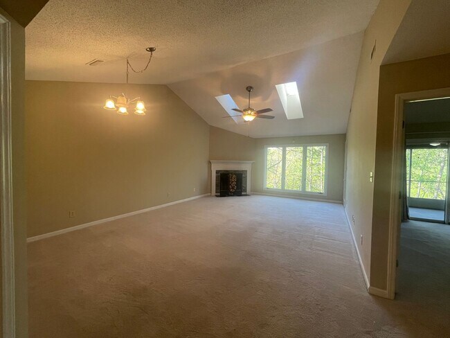 Building Photo - Spacious 2 Bed, 2 Bath Townhouse in Prime Hickory Location – 1,322 Sq. Ft.