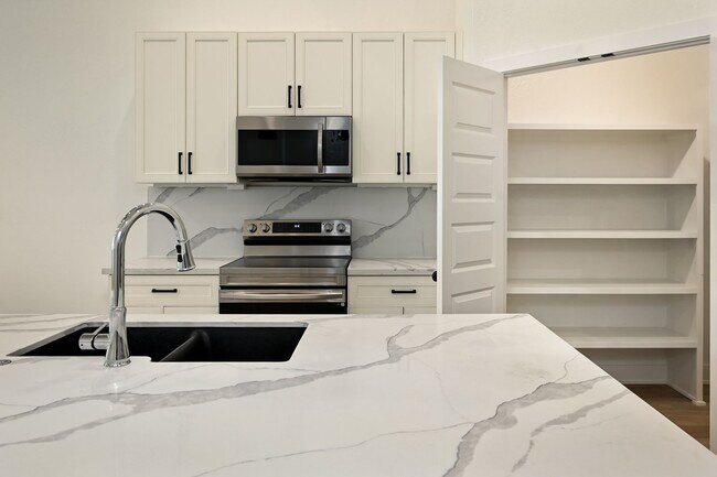 Building Photo - Twin Villa One Car Garage