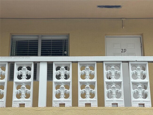 Building Photo - 2607 NE 8th Ave