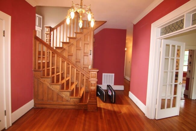 Building Photo - Radford, 5 BR / 2.5 BA, Available in August