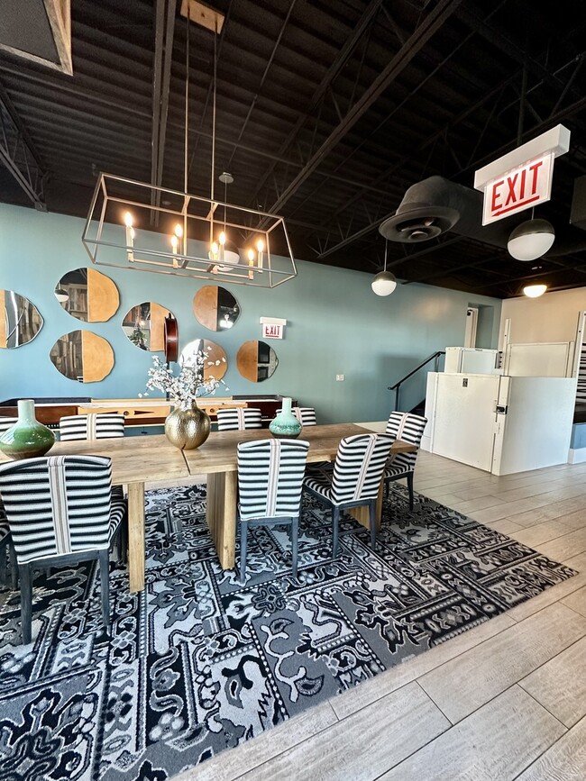 Building Photo - 660 W Wayman St