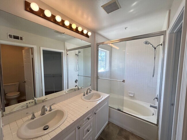 Building Photo - Updated 3 Bed/2.5 Bath Townhome in Gate Community in Anaheim