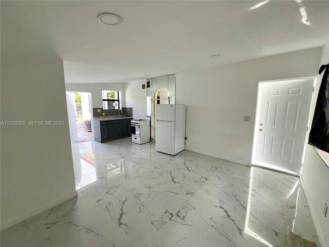 Building Photo - 1763 Lauderdale Manor Dr