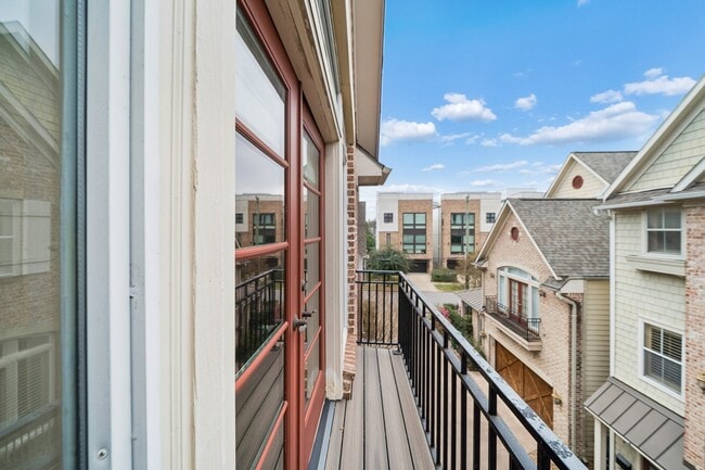 Building Photo - 2024 Vermont St