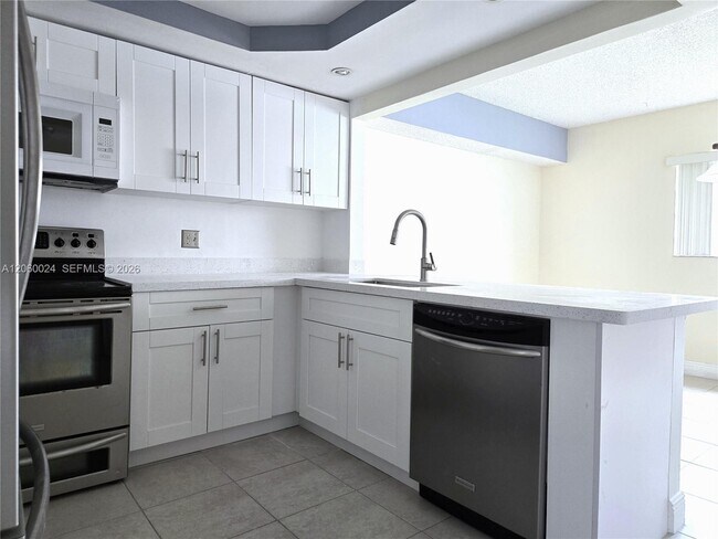 Building Photo - 900 SW 104th Ct