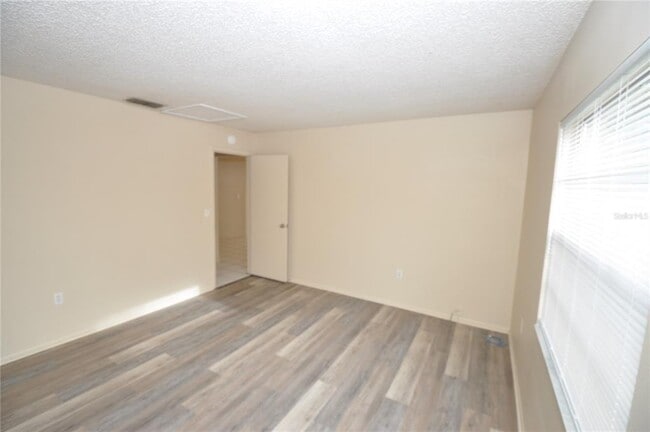 Building Photo - 828 Cinnamon Dr E