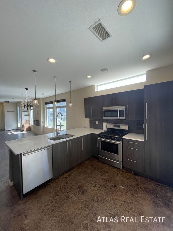 Building Photo - 3359 Mariposa St