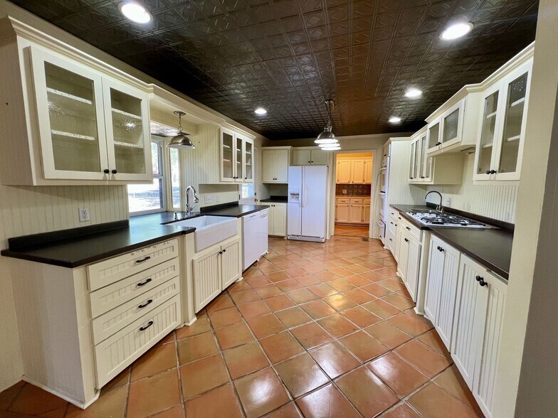 Building Photo - 223 S Gunther St