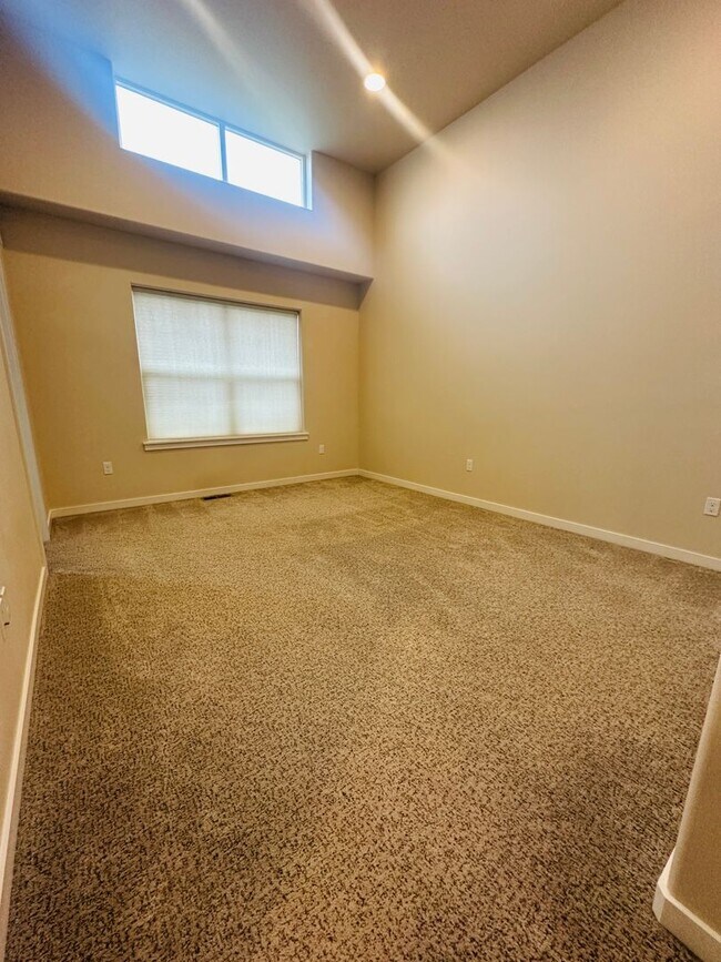 Building Photo - Spacious Duplex in Badger Mountain South