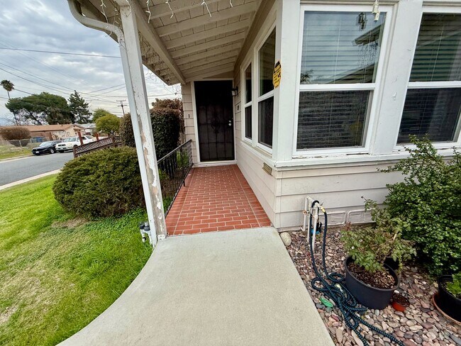 Building Photo - 859 W Renette Ave