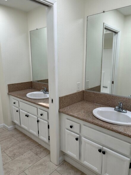 Building Photo - 2210 River Run Dr