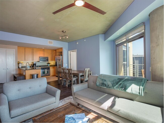 Building Photo - Stylish 2-bedroom 2-bath with Spacious Flo...