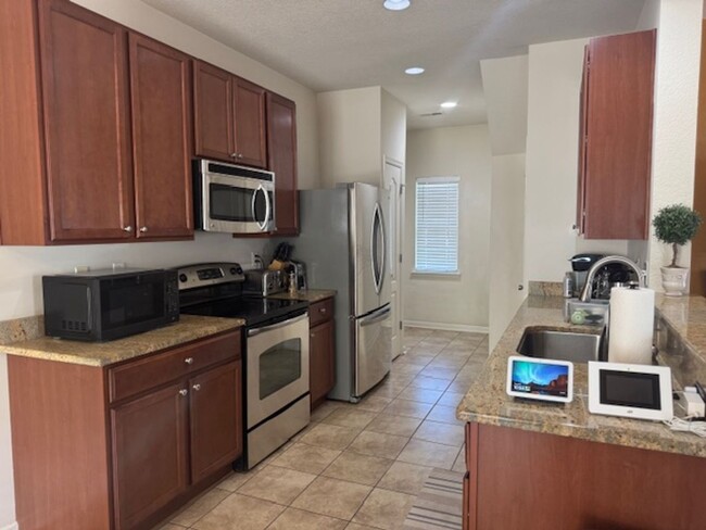 Building Photo - Beautifully Maintained 3-Bedroom Townhome ...