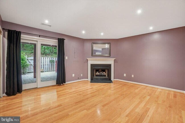 Building Photo - 1253 Quaker Hill Dr