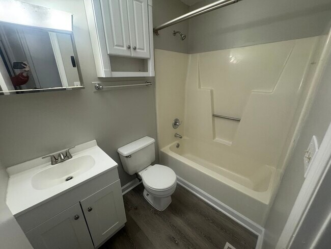 Building Photo - Adorable 2 Bed 1 Bath Duplex, Available Now!