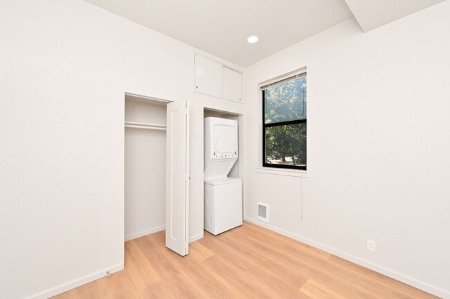 Building Photo - Welcome Home to Terrace View!