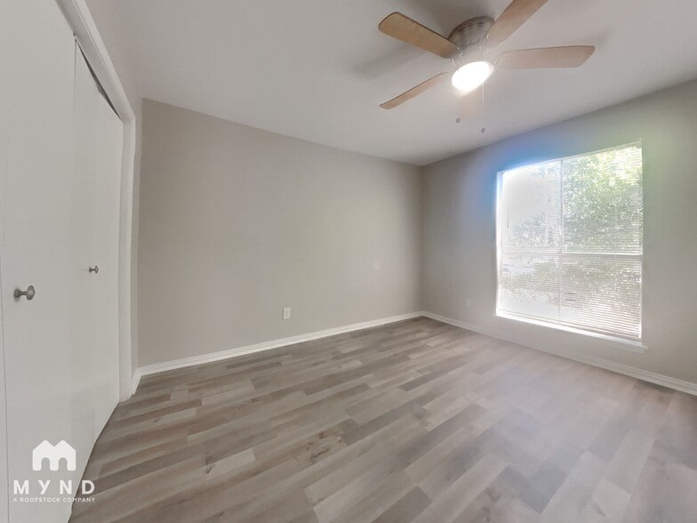 Building Photo - 5625 Antoine Dr