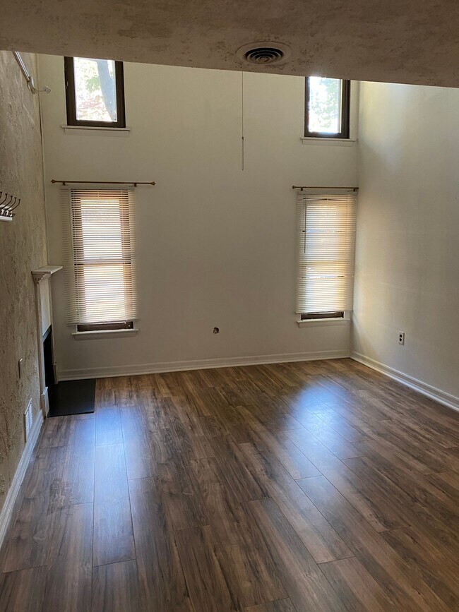 Building Photo - 2900 Monterey Ct