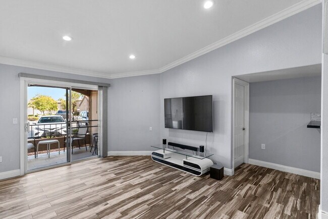 Building Photo - "Chic 3-Bed Townhouse with Granite Countertops on West Flamingo Road, Las Vegas!"